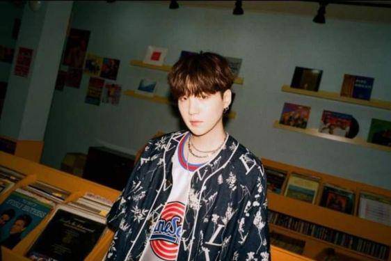 10 Foto Transformasi Suga BTS, Dulu Polos Kini Penuh Aura! 1.jpg