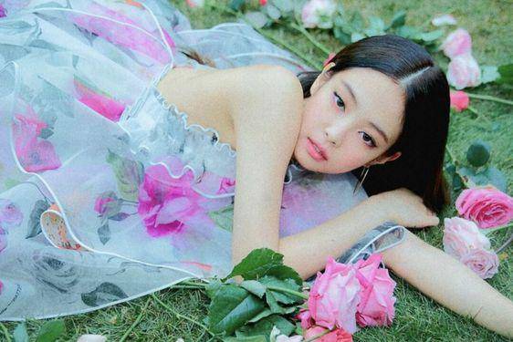 10 Foto Transformasi Jennie BLACKPINK, Gayanya Selalu Standout! 11.jpg