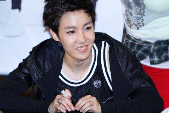 10 Transformasi J-Hope BTS, Senyumnya Nggak Berubah dari Kecil 7.jpg