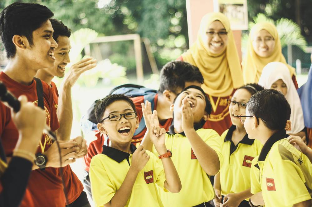 Anak bertepuk tangan