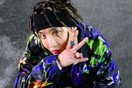 10 Transformasi J-Hope BTS, Senyumnya Nggak Berubah dari Kecil 10.jpg