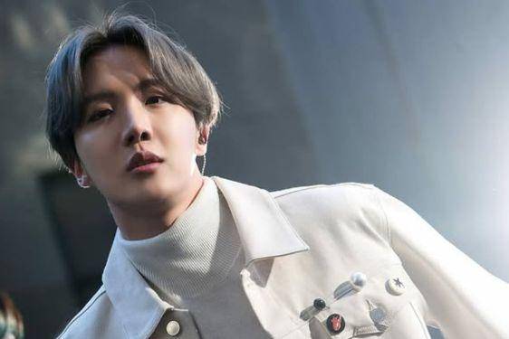 10 Transformasi J-Hope BTS, Senyumnya Nggak Berubah dari Kecil 11.jpg