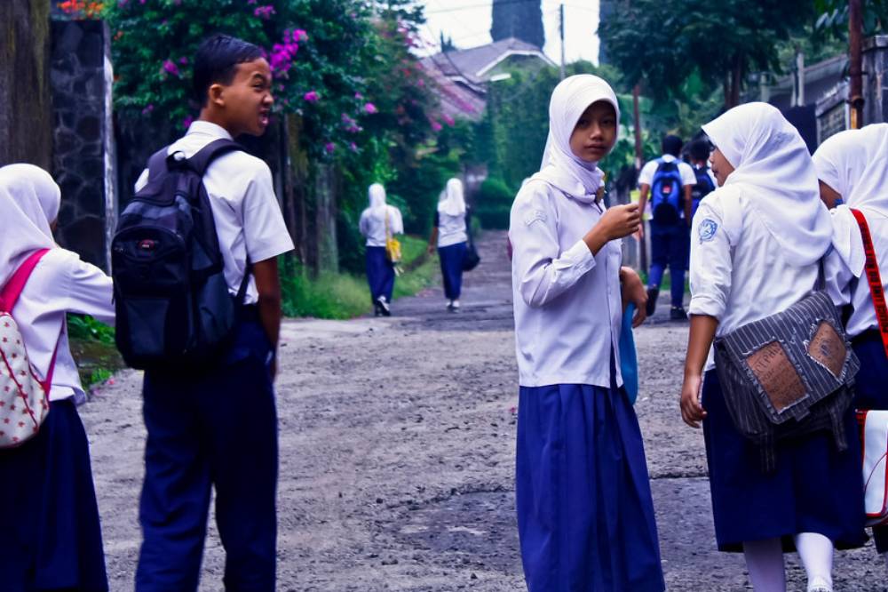 Anak SMP sedang bercanda