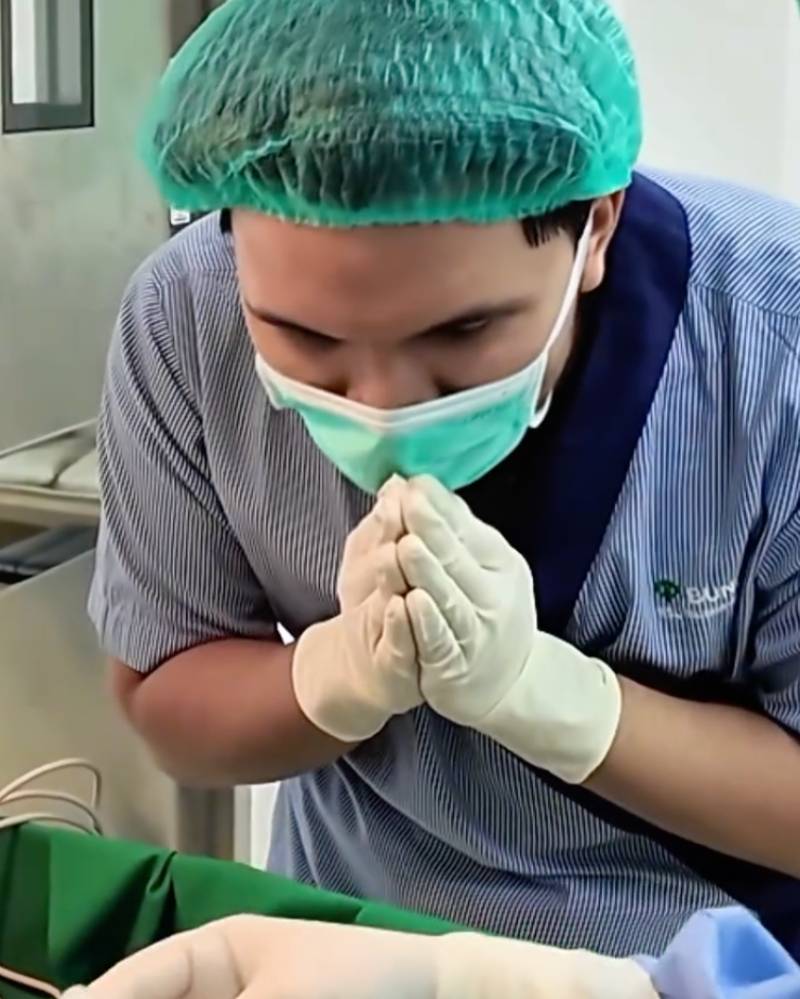 Sebelum melakukan skin to skin, Thariq mengazani Baby Arash dengan suara penuh haru.png