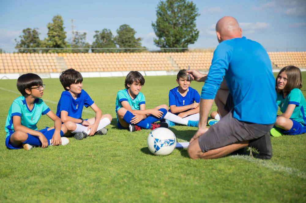 Anak main sepak bola