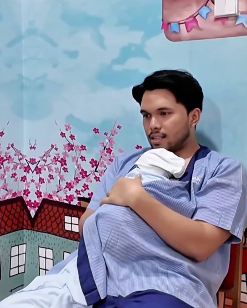 Momen pertama Thariq skin to skin dengan Baby Arash sesaat setelah lahir.png