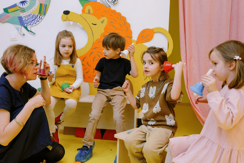 Anak-anak TK sedang bermain mendengarkan