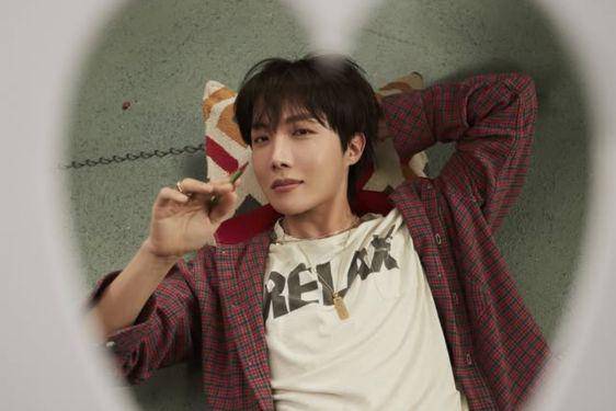 10 Transformasi J-Hope BTS, Senyumnya Nggak Berubah dari Kecil 1.jpg