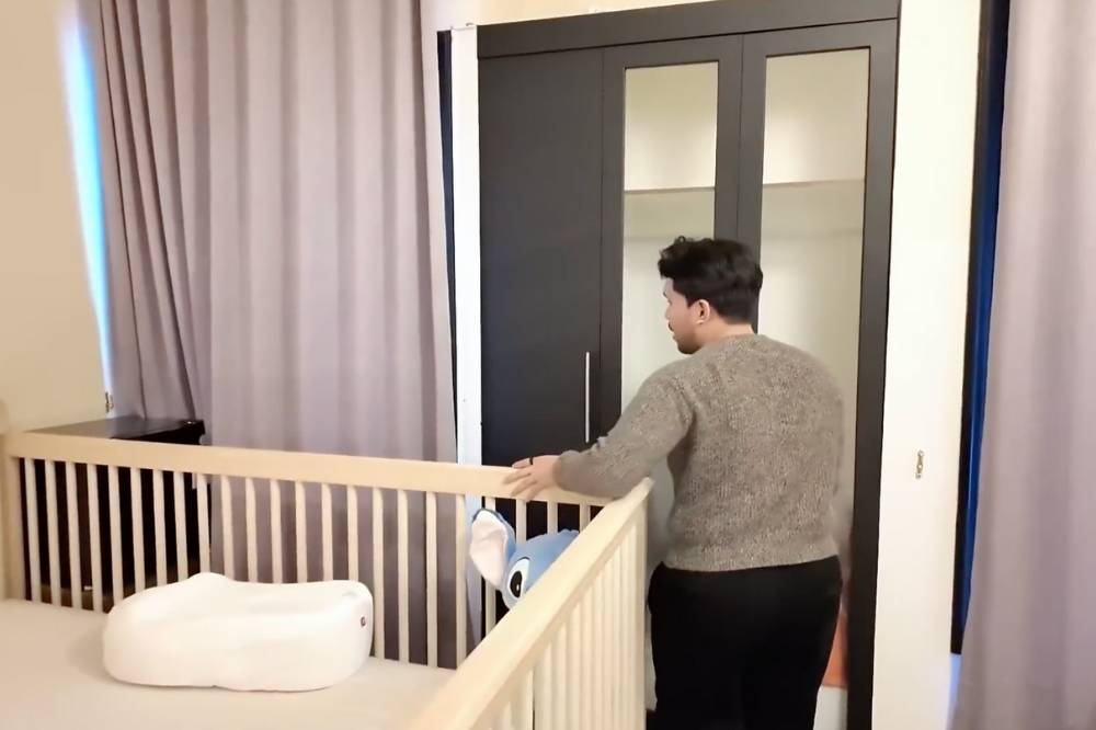 Thariq dan Aaliyah penuh pertimbangan saat menyiapkan kamar untuk sang buah hati.png