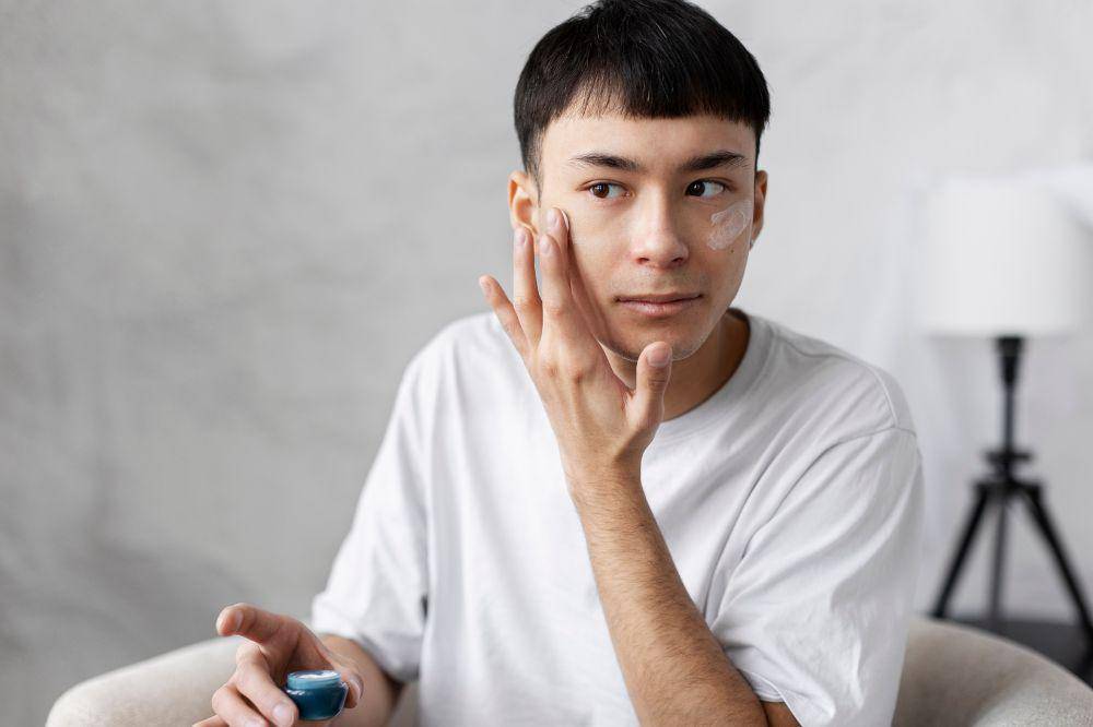 pria melakukan skincare.jpg