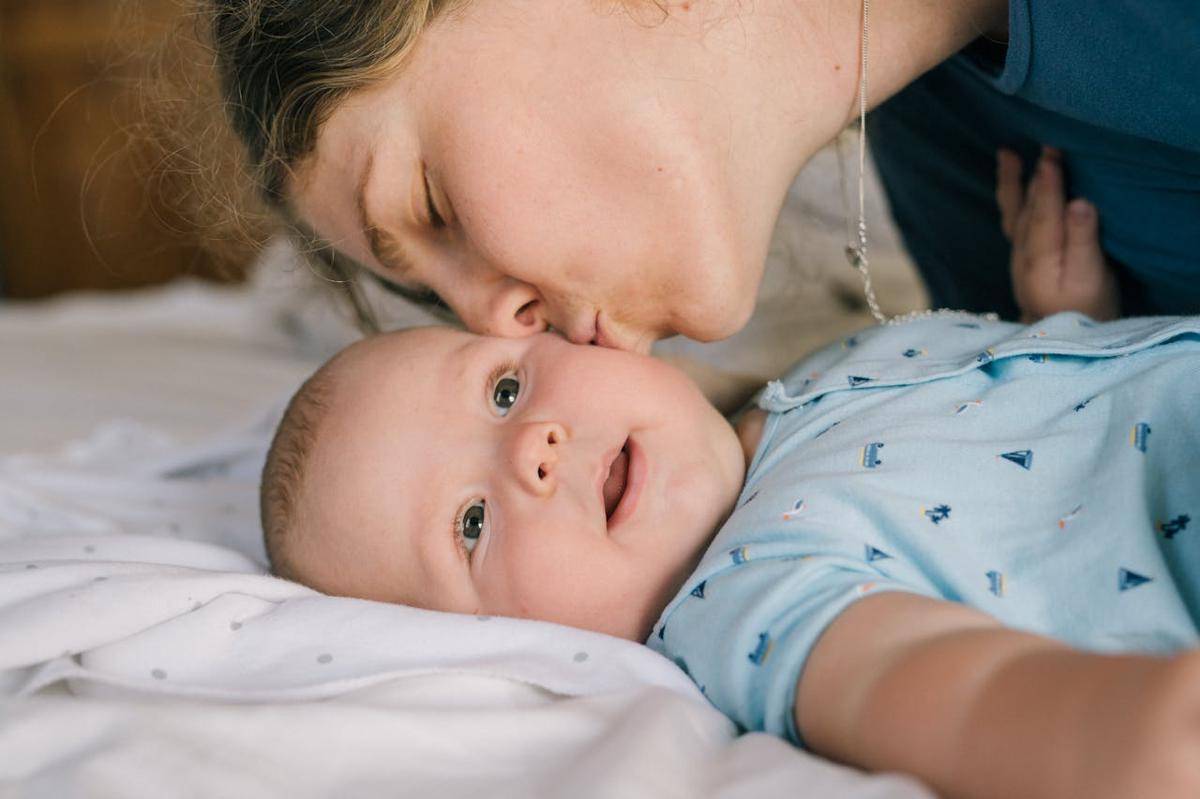 illustrasi ibu dan bayi (pexels.com/Yan Krukau)