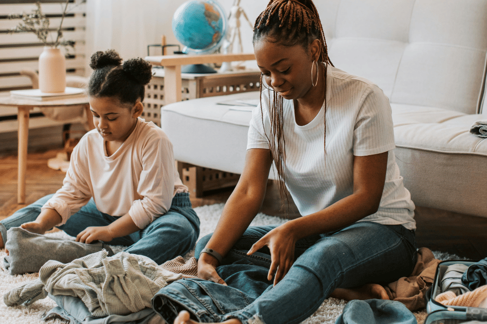 Anak dan ibu melipat baju