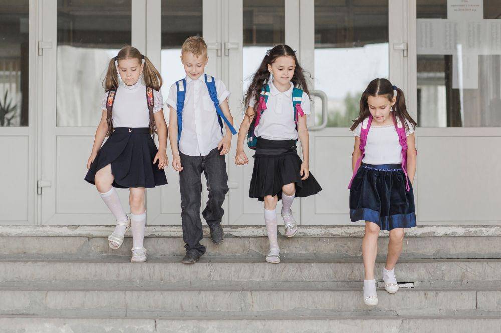 Anak-anak turun tangga