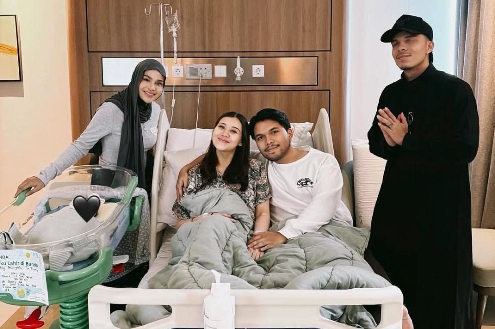 7 Potret Para Artis yang Menjenguk Aaliyah saat Melahirkan!