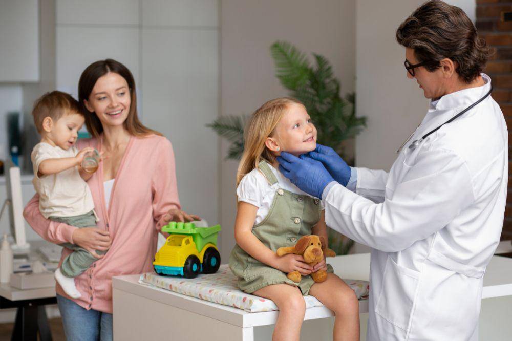 Dokter memeriksa anak