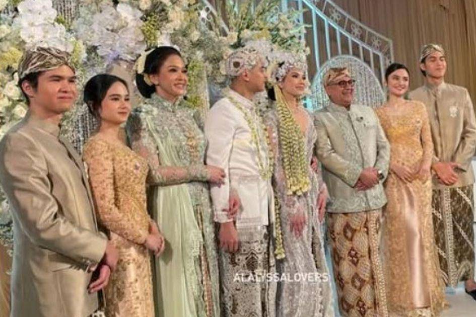 Detail kebaya Maia Estianty dalam acara akad nikah Al Ghazali