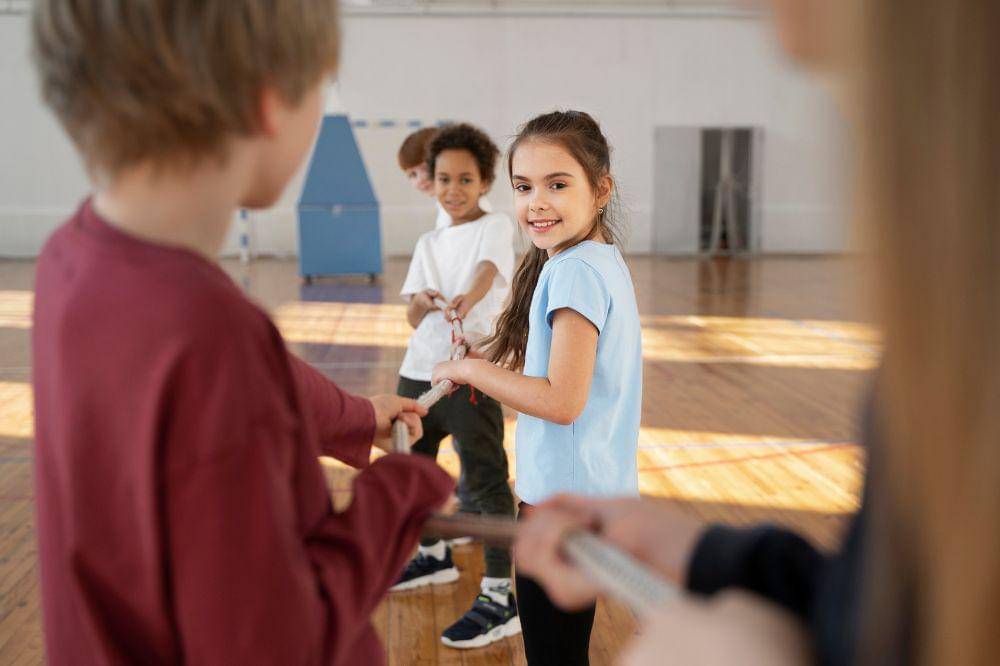Anak-anak mengikuti olahraga di sekolah