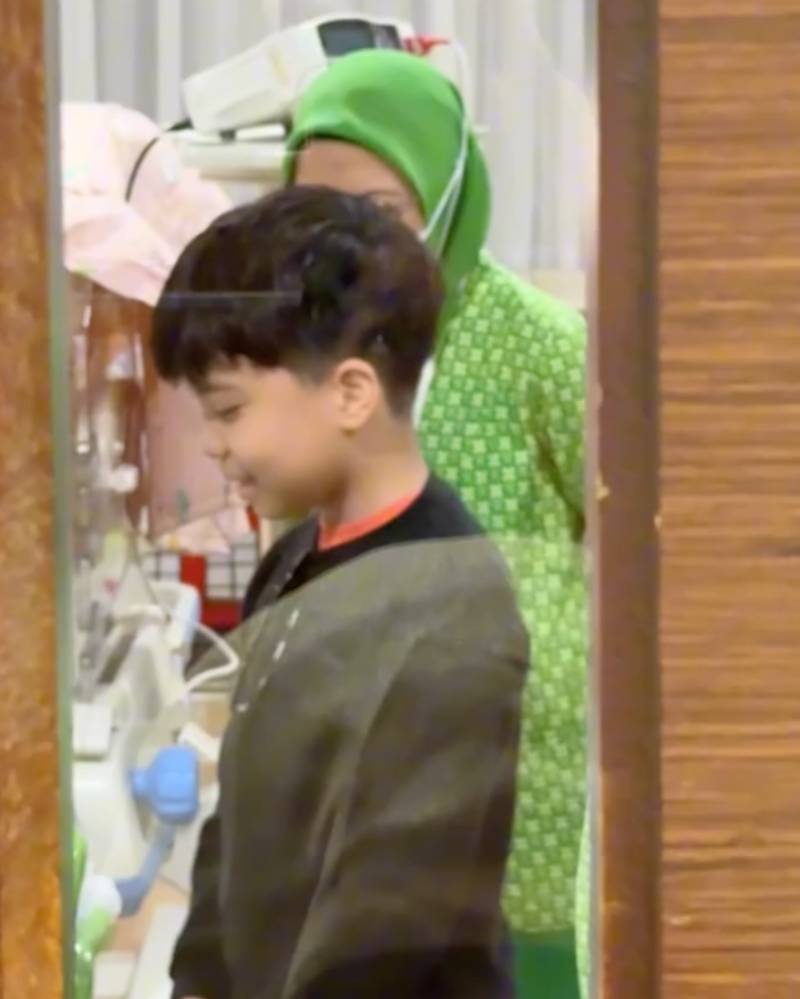Momen manis Qahtan tersenyum bahagia saat melihat Baby Arash.png