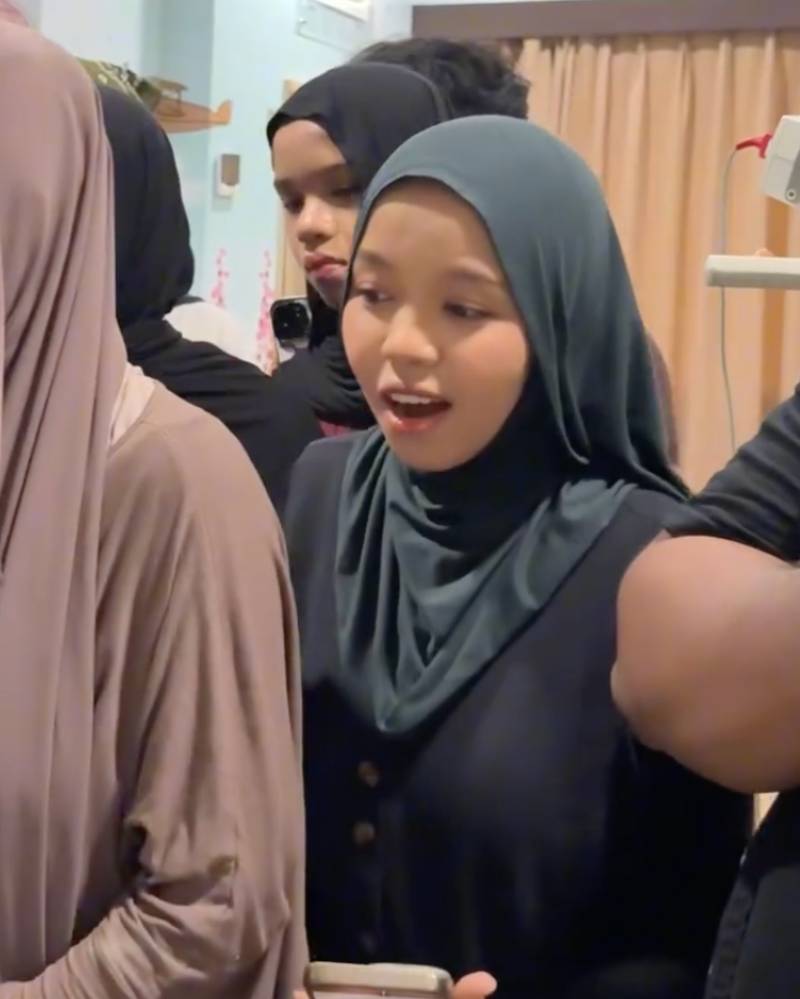 Reaksi takjub Fatimah saat bertemu Baby Arash untuk pertama kalinya.png