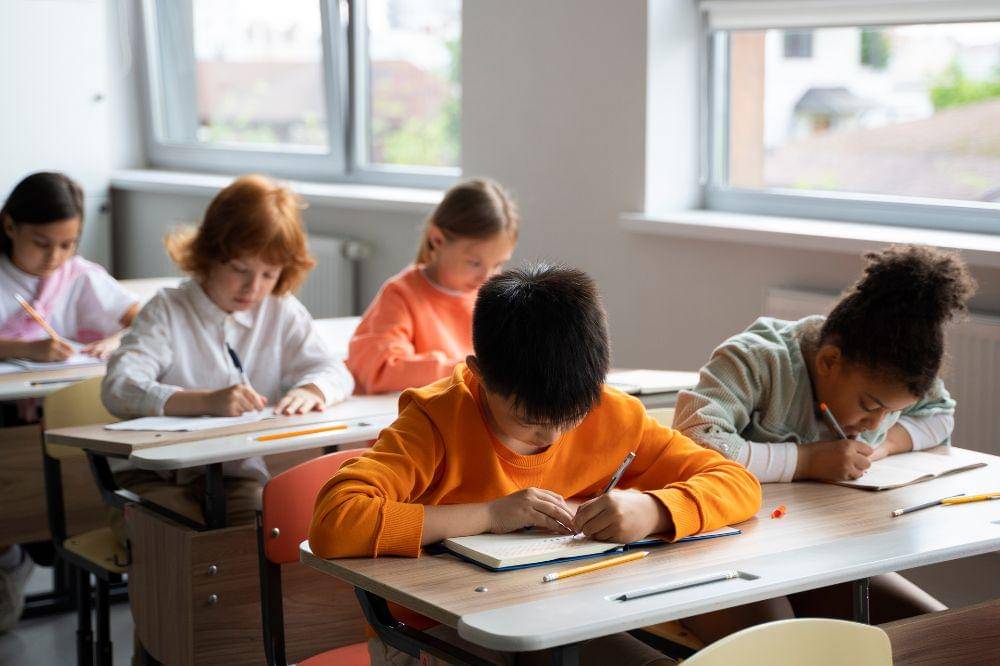 Anak-anak sedang belajar di kelas