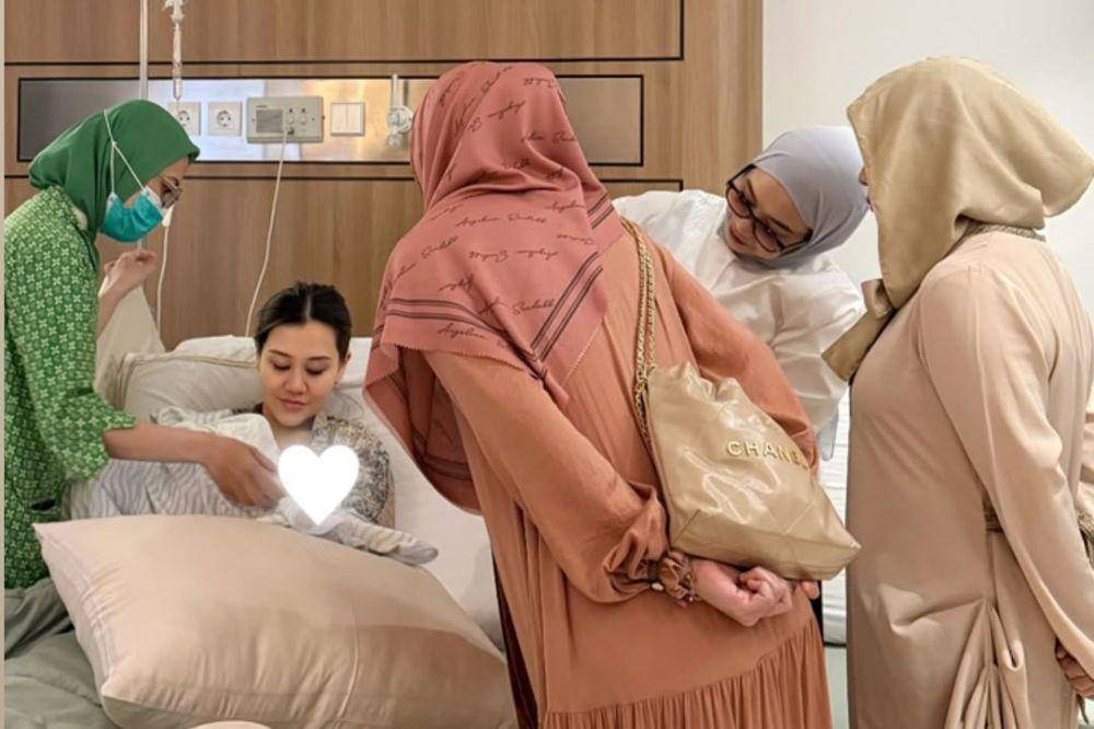 Melahirkan Anak Pertama, Potret Aaliyah dan Thariq Dijenguk 3 Ibunya!