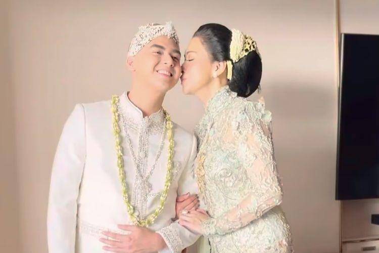 Detail kebaya Maia Estianty dalam acara akad nikah Al Ghazali