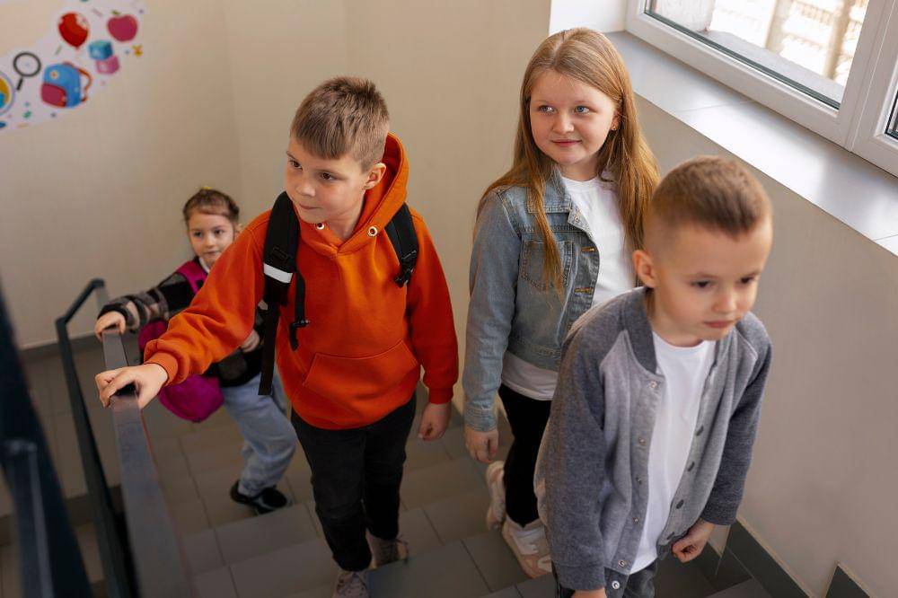 Anak-anak di sekolah