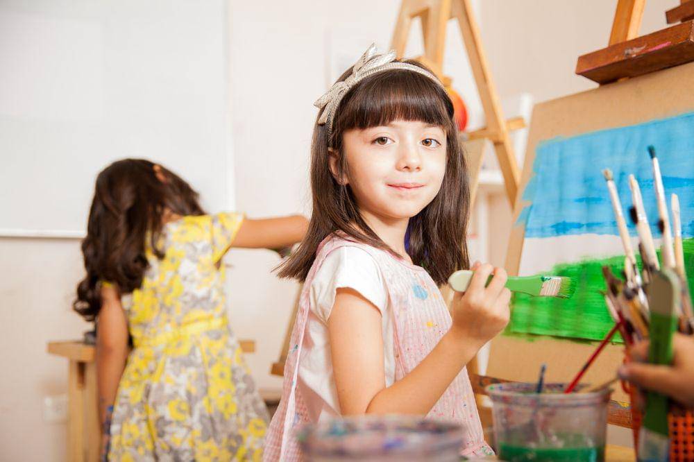 anak sedang mengikuti kelas melukis