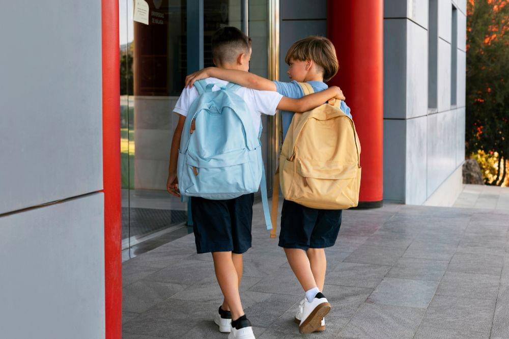 Dua anak laki-laki memakai tas ransel