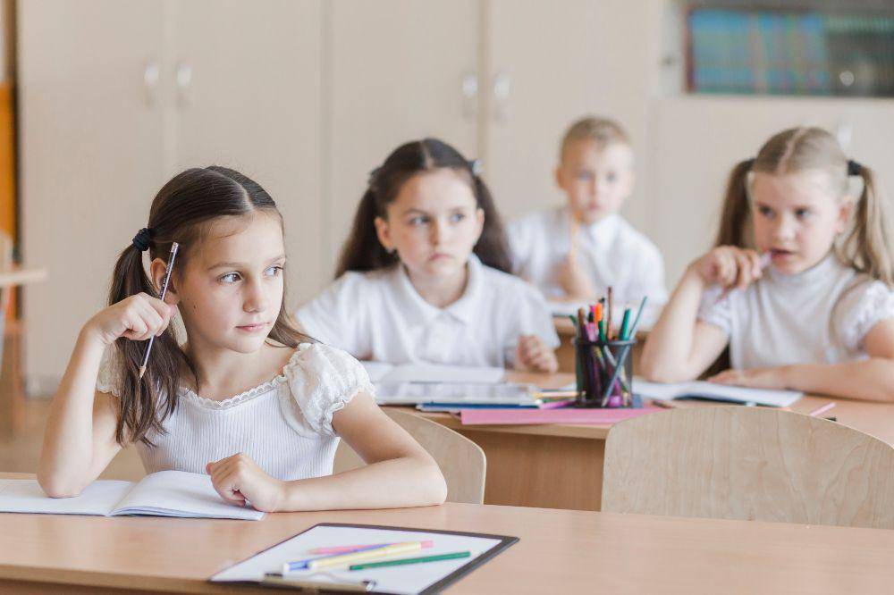 Anak belajar di kelas