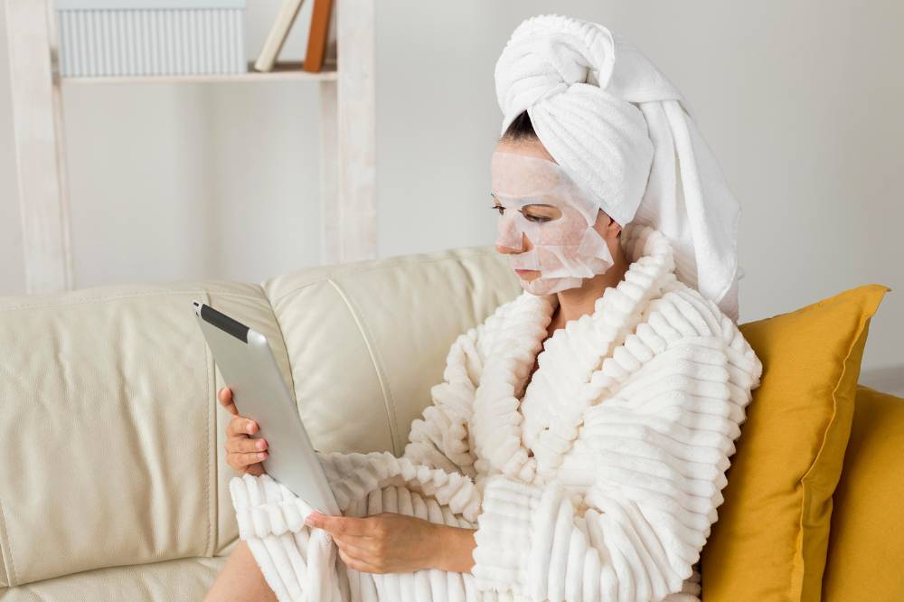 7 Manfaat Pakai Skincare Sambil Nonton Film, Glowing dan Rileks!