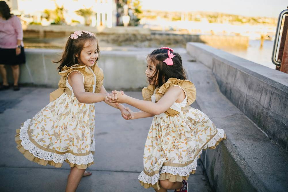 Kedua anak perempuan sedang menari