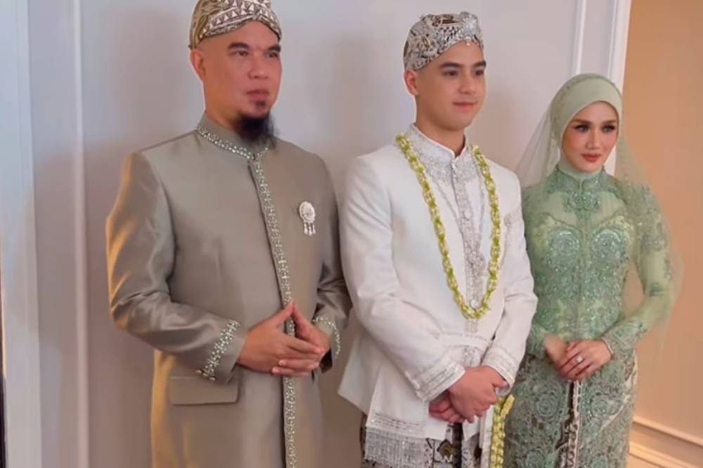 5 Potret Fashion Serasi Ahmad Dhani & Mulan di Pernikahan Al Ghazali