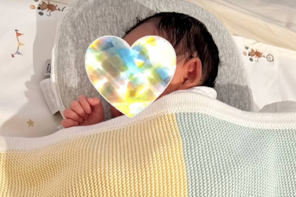 Momen Reza Artamevia temani Baby Arash yang tertidur lelap.png