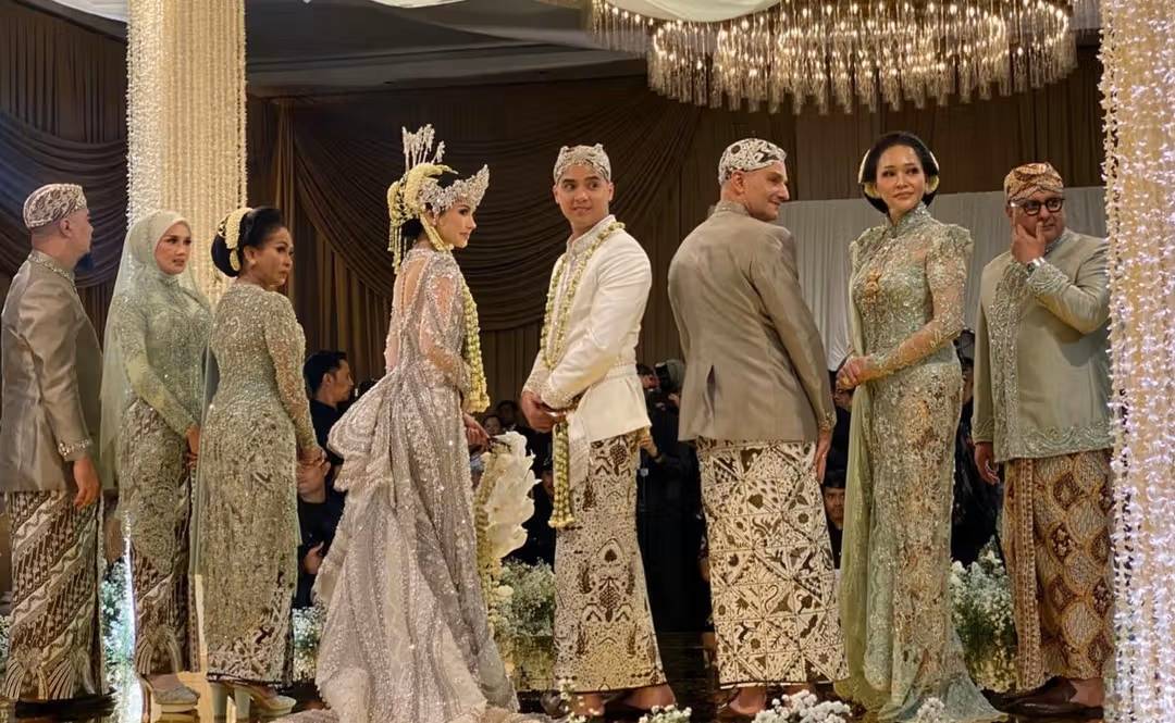 Detail kebaya Maia Estianty dalam acara akad nikah Al Ghazali
