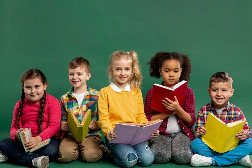 Anak-anak memegang buku