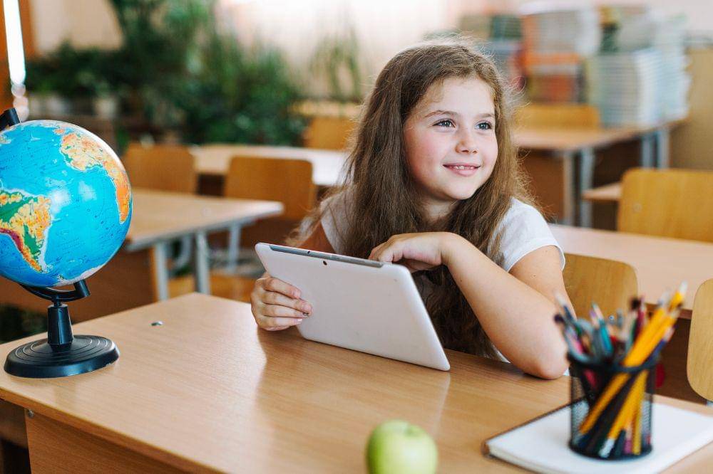 Anak belajar di kelas