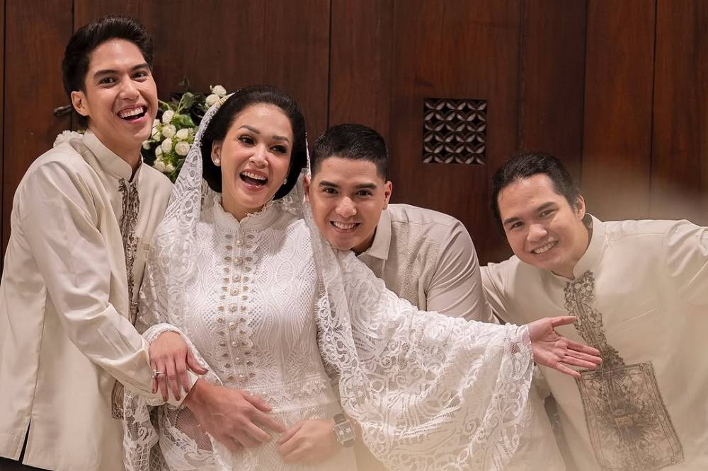 Foto Doa Maia Estianty untuk Pernikahan Al