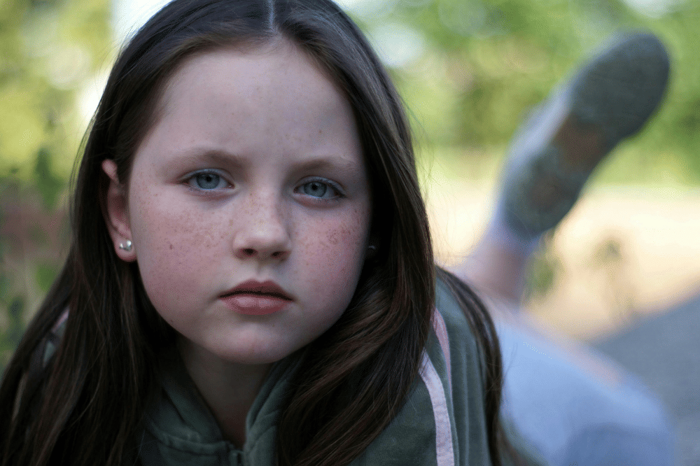 Anak menatap ke depan