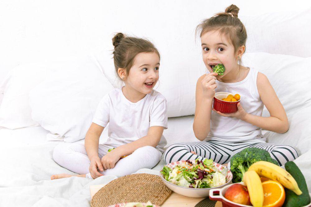 Anak makan makanan sehat