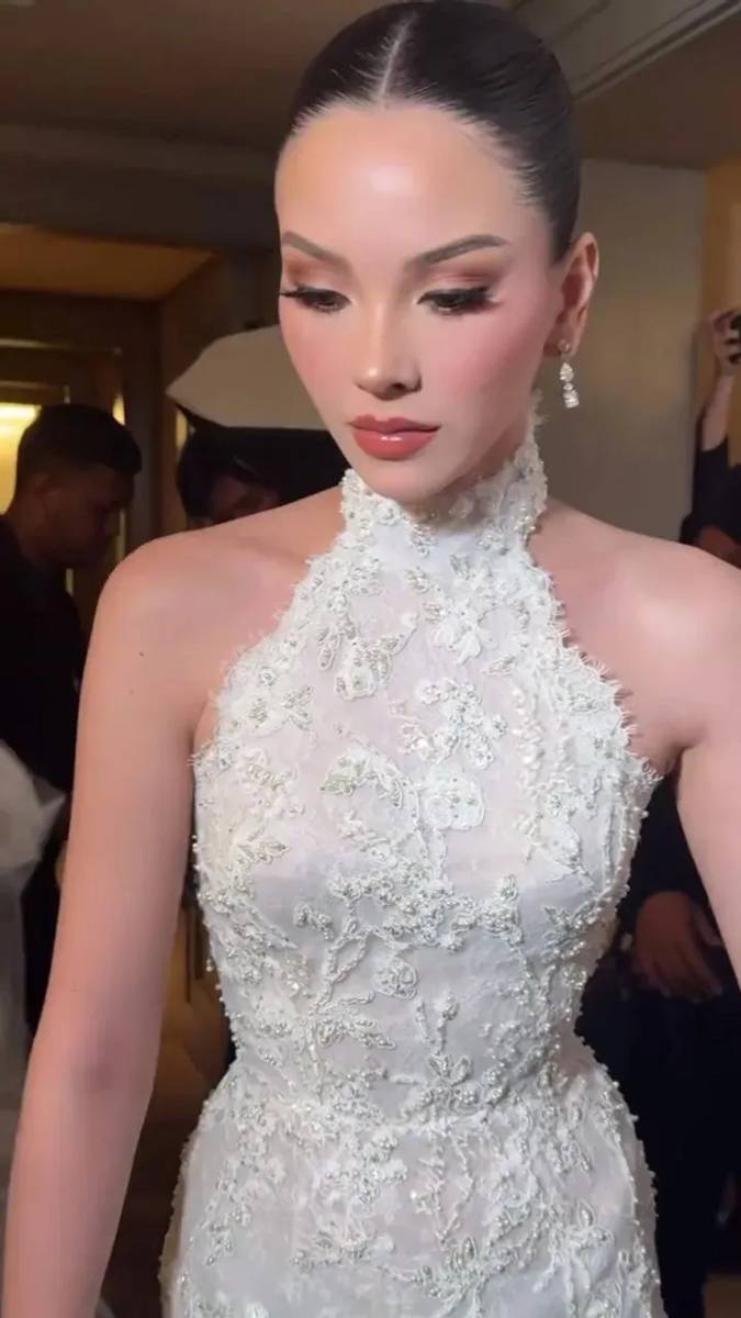 Detail gaun Alyssa Daguise saat intimate dinner