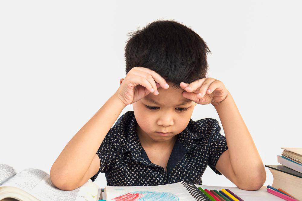 Anak terlihat pusing