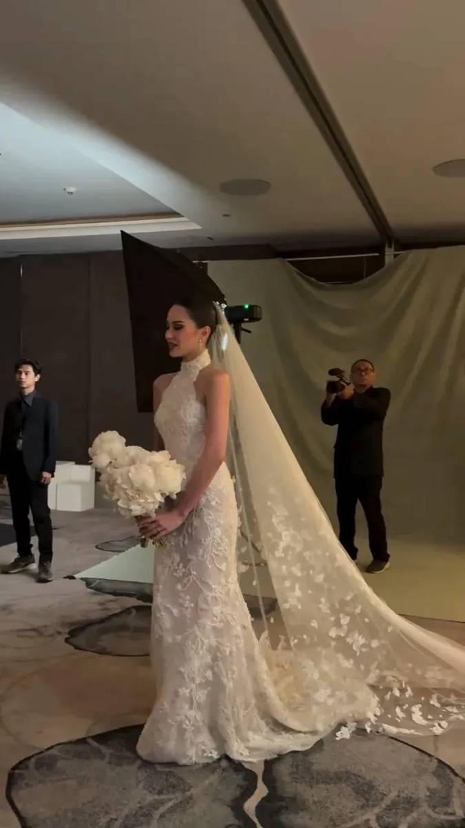 Detail gaun Alyssa Daguise saat intimate dinner