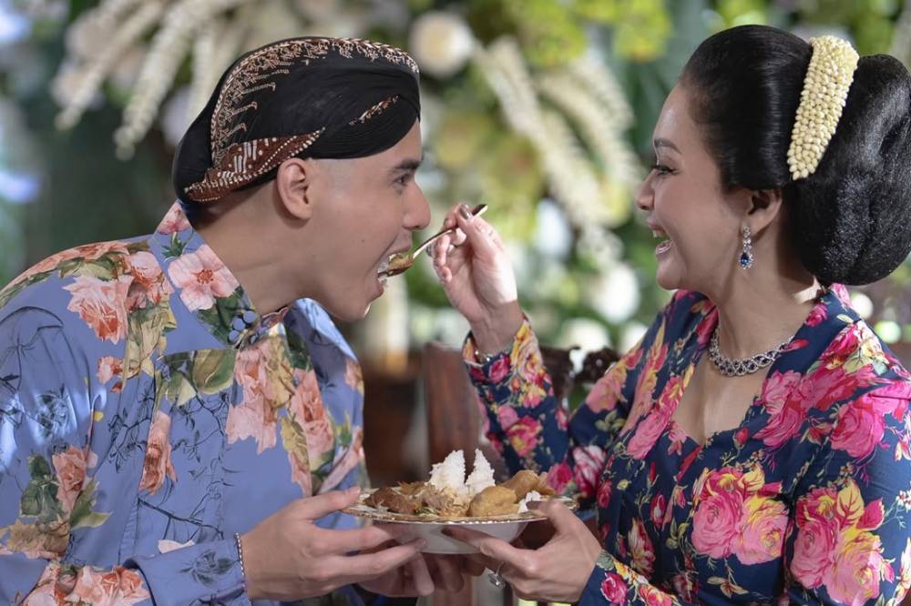 Viral! Maia Estianty Pakai Perhiasan Blue Sapphire di acara Siraman Al Ghazali