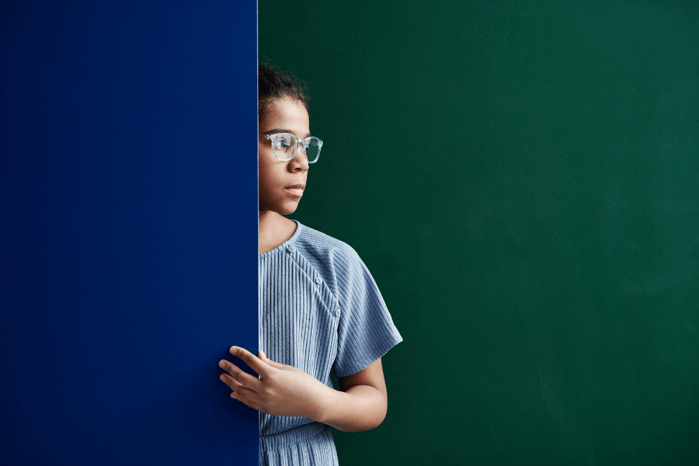 Anak melihat ke arah lain