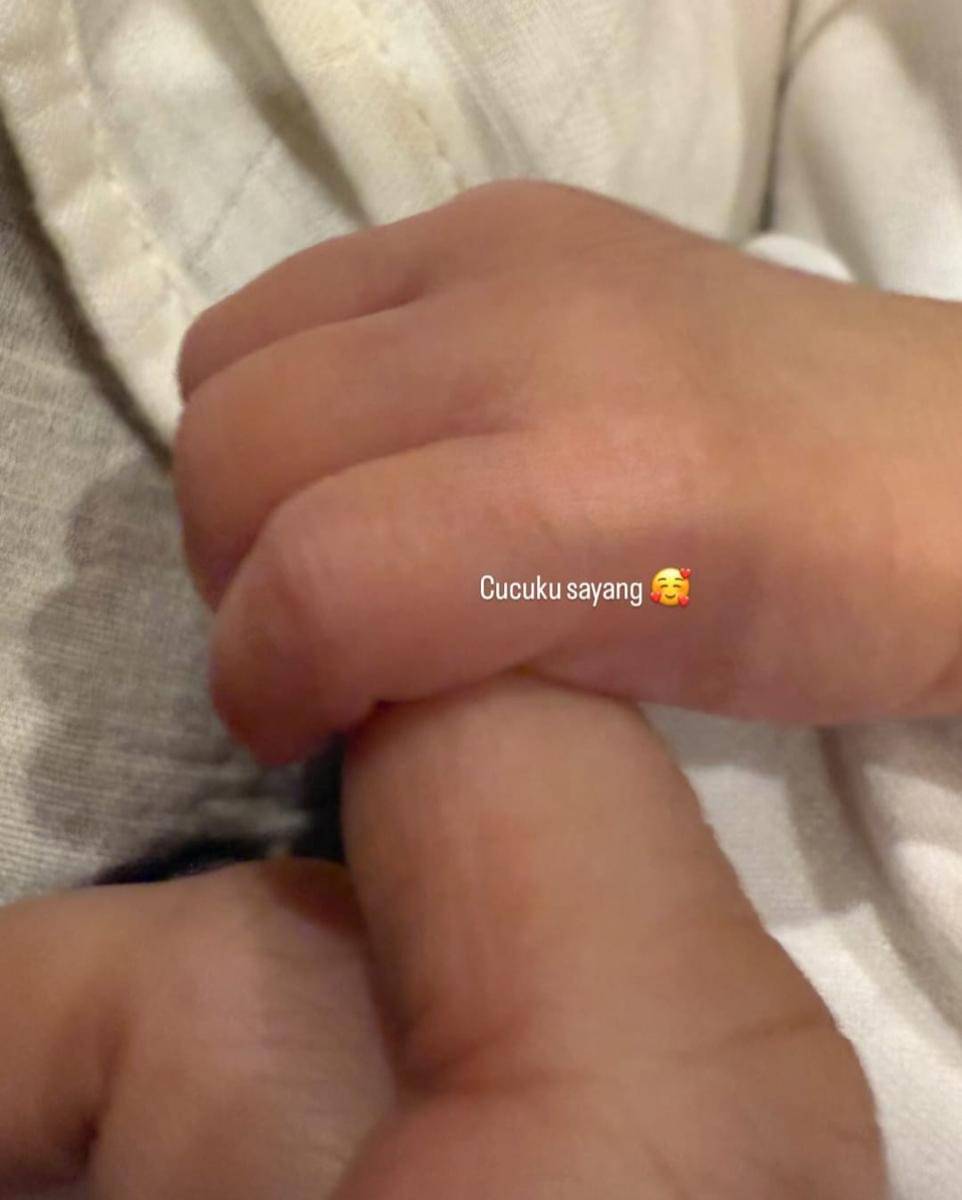 Geni Faruk skin to skin dengan Baby Arash