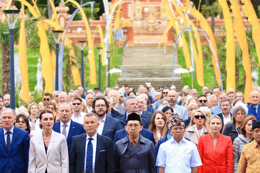 Banyak orang menghadiri peresmian