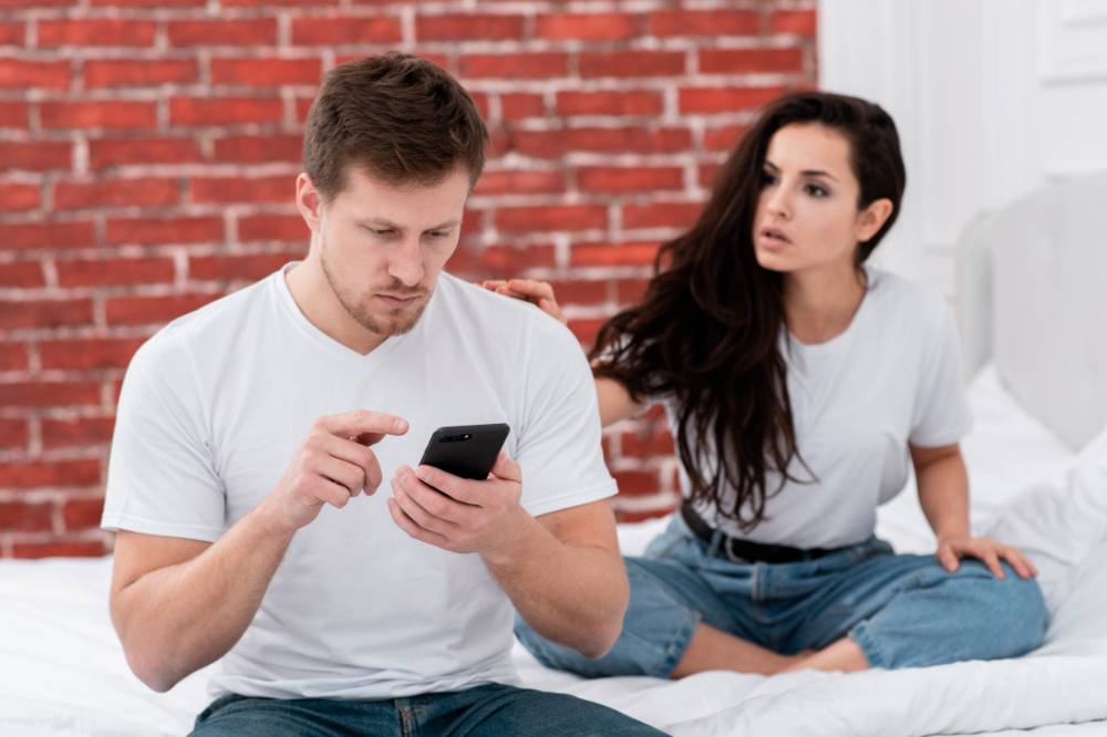 Ciri Pasangan Selingkuh dengan Teman Kerja