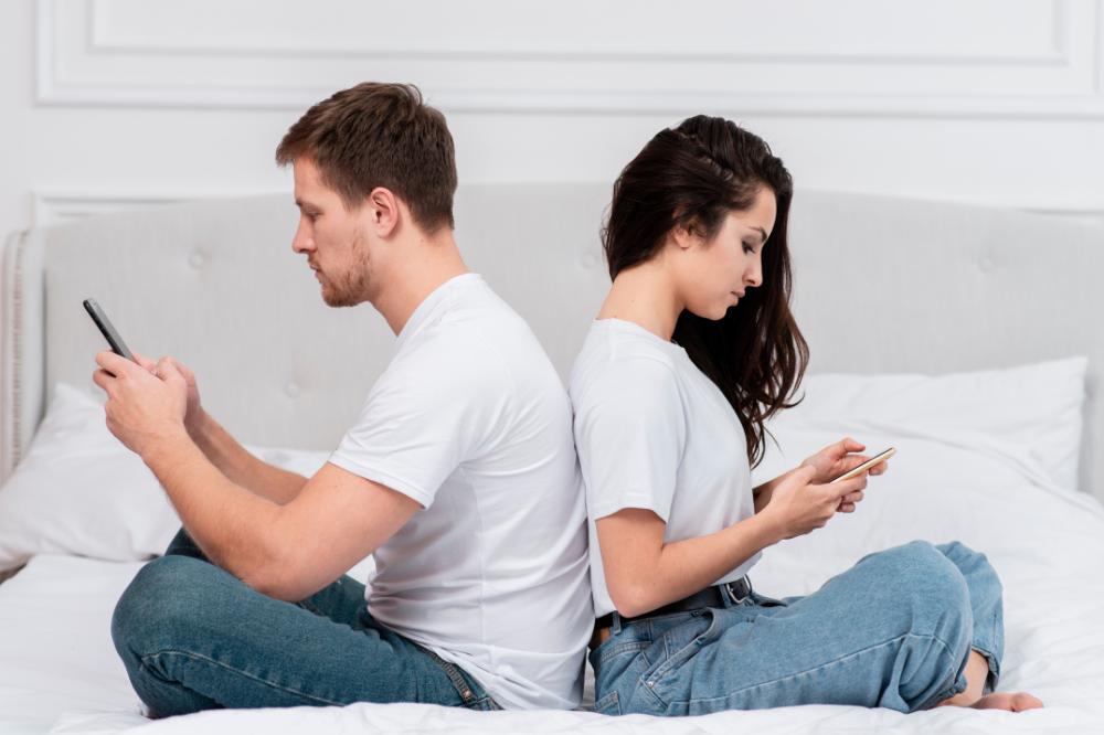 17 Ciri Pasangan Selingkuh dengan Teman Kerja, Jadi Suka Lembur