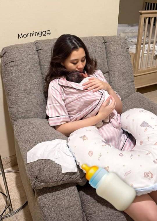 Aaliyah Massaid skin to skin dengan Baby Arash